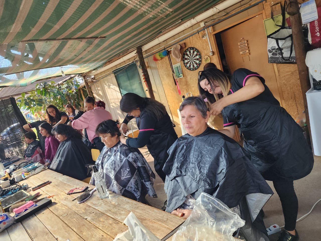 Operativo comunitario de peluquería realizado por estudiantes