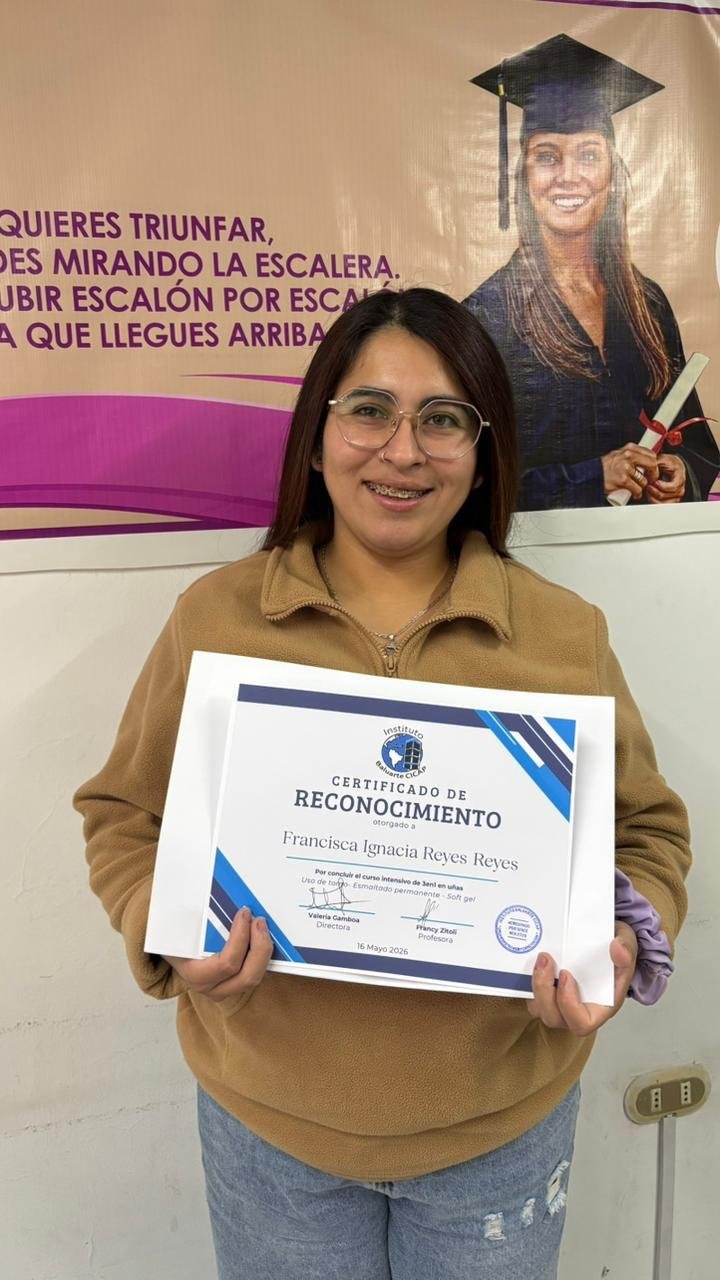 Estudiante recibiendo su diploma