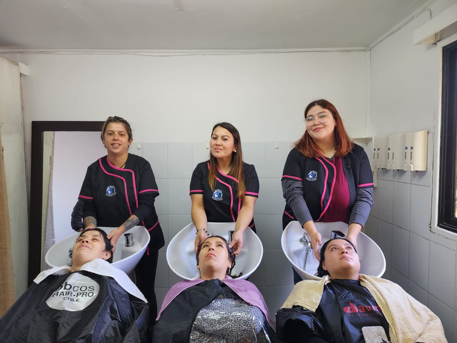 Estudiantes realizando una práctica de estilismo