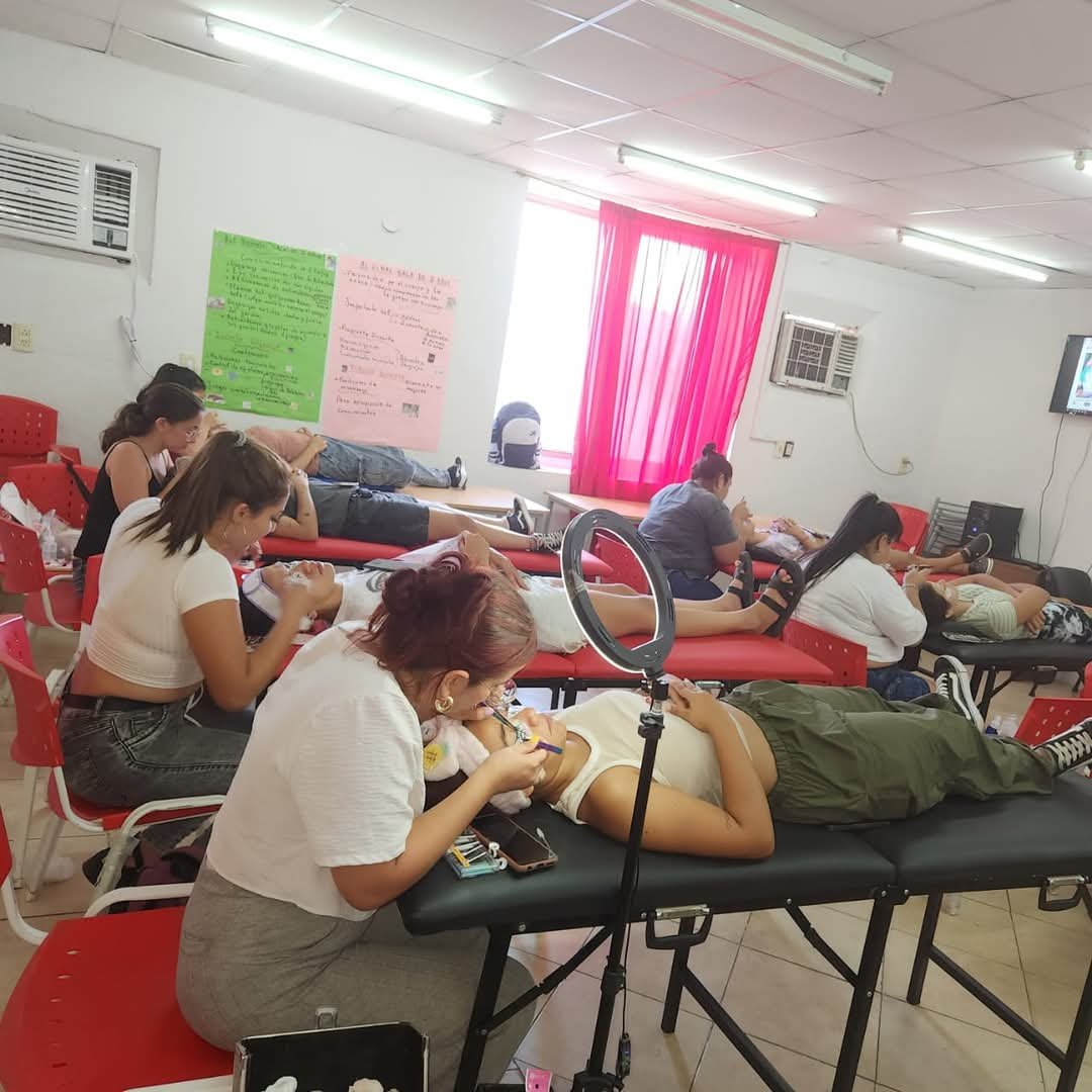 Estudiantes realizando una práctica de estética